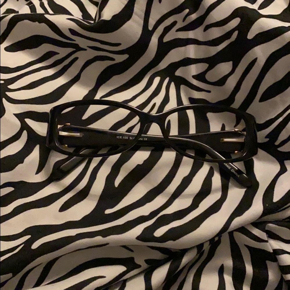 Ebony Frames black gold derail